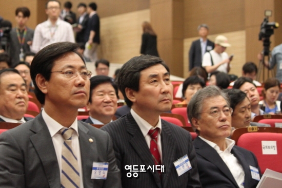 새정치민주연합 중앙위원회의에 참석한 오영식 최고위원(사진 왼쪽), 이종걸 원내대표, 문재인 당대표(사진 오른쪽)가 나란히 앉아있다. ⓒ영등포시대 