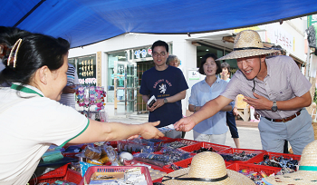 내수활성화를 위해 22일 강원도 평창의 봉평 5일장을 방문한 허창수 전경련 회장 &copy;전경련 