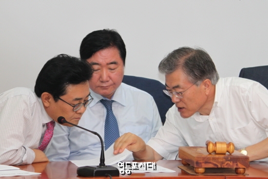 문재인 대표와 전병헌 최고위원이 확대간부회의중 무엇인가를 상의하고 있다. &copy;영등포시대 