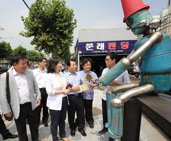 문래예술창작촌을 찾아 설치된 작품을 보고 있는 고양시의회 의원들 Ⓒ영등포구