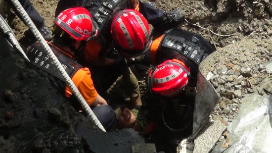 철거작업 중 상판이 붕괴되어 잔해에 파묻혔던 손△△(남)이 영등포 소방대원들에 의해 구조되고 있다.  &copy;영등포소방서 