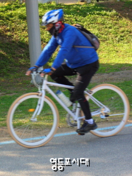 한 시민이 한강 자전거도로를 달리고 있다. &copy;영등포시대