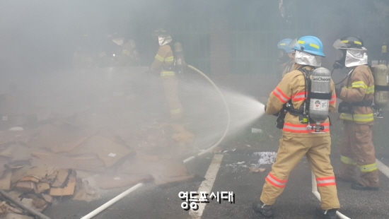 신고접수 2분 만에 출동한 영등포소장대원들이 화재를 진압하고 있다. ⓒ영등포시대 