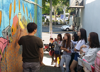 문래동 예술작가가 투어 프로그램에 참여한 시민들에게 벽화를 설명하고 있다. &copy;영등포구