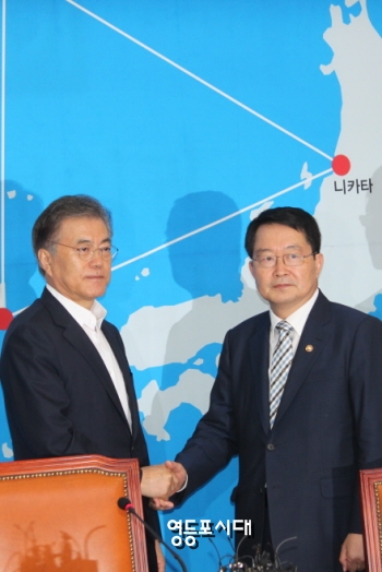 새정치민주연합 문재인 대표(사진 왼쪽)와 현안 보고를 위해 국회를 찾은 백승주 국방부 차관이 기자들에게 포즈를 취하고 있다.&copy;영등포시대