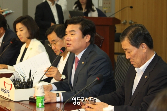 새누리당 원유철 원내대표가 임금피크제 문제로 노사정위가 공전된 것에 대해 아쉬움을 표현하고 있다. &copy;영등포시대 