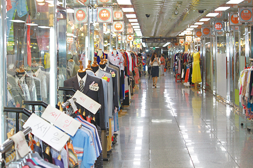 서울시시설관리공단이 관리하고 있는 영등포 지역 내 대표적인 지하상가 상인들은 장기적인 불황과 메르스 사태 등으로 인해 날로 악화되고 있는 경영의 어려움을 호소하면서 서울시의 일시적인 임대료 인하, 상가 활성화 대책 등을 세워주기를 바라고 있다 ⓒ영등포시대