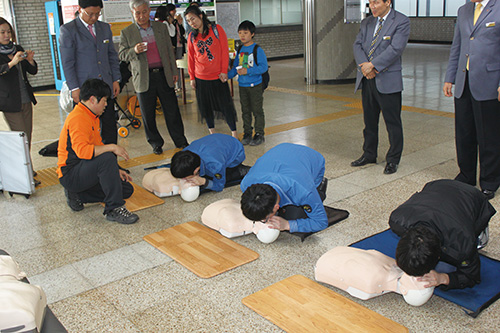 당산역 진·출입로에서 영등포 소방서 소속 119대원들이 시민들을 대상으로 인공호흡법에 대해 교육을 시행하고 있다.(4월 21일) ⓒ영등포시대
