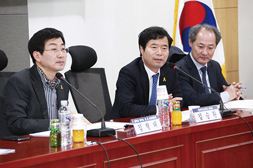 3월 4일 국회에서 교육을 바꾸는 새힘(준)과 국회 혁신교육포럼이 주최한 ‘대한민국 교육문제 심층진단 및 대안 마련을 위한 토론회’에 참석한 김승환 전라북도 교육감<사진 가운데>과 김형태 전 교육의원<사진 왼쪽> 모습.