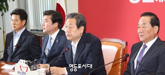 7일 국회에서 열린 최고위원회의에서 새누리당 김무성 대표(사진 왼쪽에서 세 번째)가 노동계를 강하게 비판하고 있다. Ⓒ영등포시대