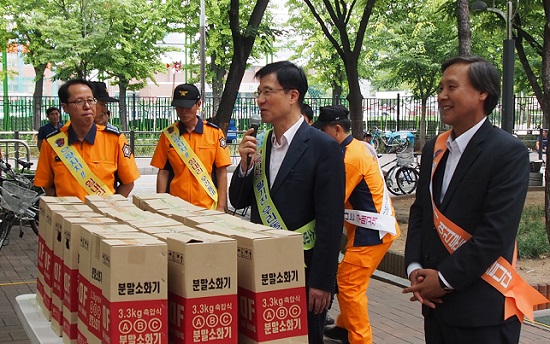 영등포구 대림동 대림중앙시장에 펼쳐진 캠페인에 참석한 신경민의원이 인사말을 하고 있다. Ⓒ영등포소방서