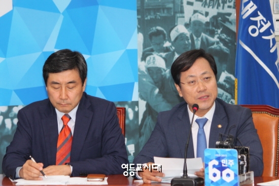 오영식 최고위원(오른쪽 사진 왼쪽)이 이종걸 원내대표는 문재인 대표에게 사과해야 한다”고 주장하자 이종걸 원내대표가 심각한 표정을 듣고 있다. &copy;영등포시대