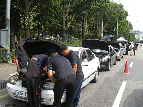 사진은 지난해 진행된 추석 고향방문 자동차 무상점검서비스 모습.