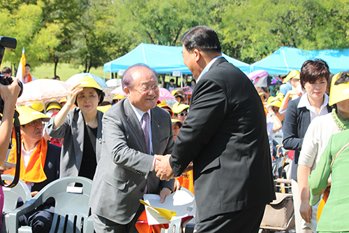 기념식장에 도착한 조길형 영등포구 구청장이 정진원 영등포구 사회복지협의회 회장과 인사를 나누고 있다. ⓒ영등포시대