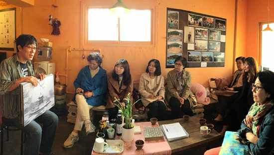 언니네부엌에서 회원들이 강의를 듣고 있다.