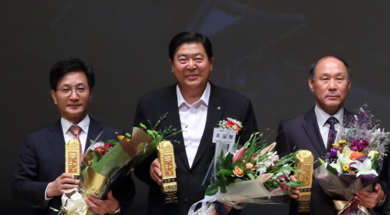 14일 오후 강릉시청에서 열린 도시의 날 기념 시상식에서 2관왕을 차지한 조길형 영등포구청장이(사진 가운데) 기념촬영을 하고 있다. &copy;영등포구 