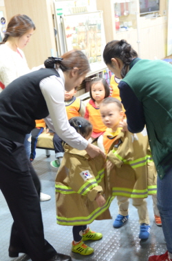  영등포소방서는 19일 햇님어린이집 원아들 대상 소방안전체험 시행했다. &copy;영등포소방서 