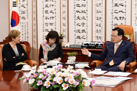 정의화 의장이 국회 집무실에서 유니세프 요카 브란트 부총재단 예방 받고 있다. &copy;국회