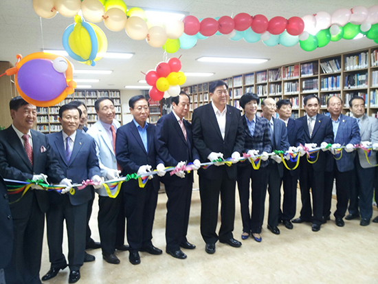 새정치민주연합 영등포 갑 김영주 의원, 조길형구청장 등이 새로 이전한 새마을문고 테이프 컷팅을 하고 있다.