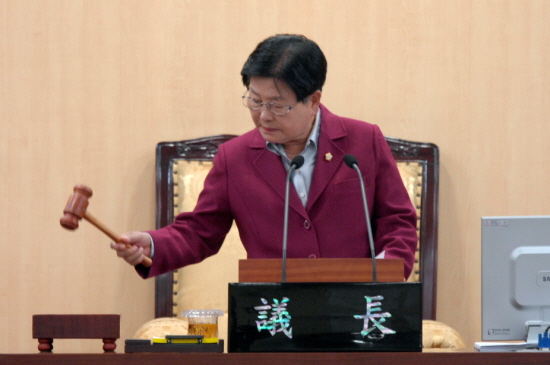 영등포구의회 박정자 의장이 20일 제191회 임시회 폐회를 선언하고 있다. &copy;영등포구의회 