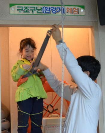 양평3가 어린이집 원아들이 소방안전체험을 하고 있다. &copy;영등포소방서 