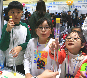 ▲ 체험부스에서 과학원리 실험을 하고 있는 어린이들 ⓒ영등포구