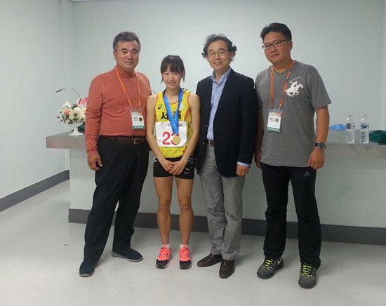 왼쪽부터 이식 감독, 이유빈 선수, 전병현 교감, 김종서 코치.