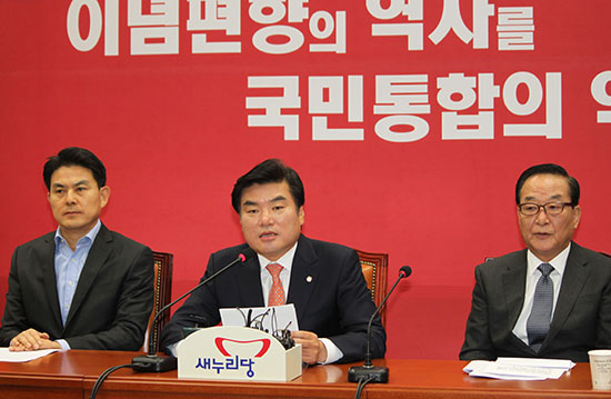 29일 국회에서 새누리당 최고위원회의를 주재한 원유철 원내대표(사진 가운데)가 새정치민주연합의 장외투쟁에 대해 비판하고 있다. ⓒ영등포시대