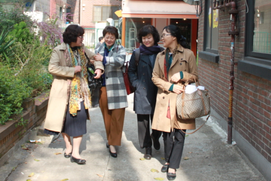 영등포구지역아동센터 협의회 임원들이 인터뷰를 마친 후 밝은 표정으로 찻집을 나서고 있다. &copy;영등포시대 