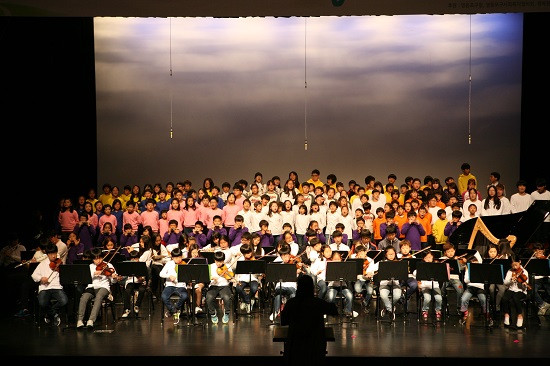 11월 6일 영등포아트홀에서 열린 ‘샛강에서 불어오는 희망이야기’행사에 출연한 100여 명의 지역센터 아동들이 오케스트라의 사운드를 내빈들에게 선사했다. ©영등포시대 