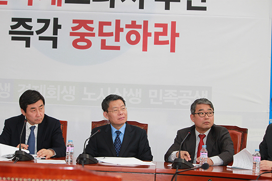 11월 12일(목) 오전 10시 국회 새정치민주연합 원내대표실에서 개최된 “이것이 진짜 민생법안이다”발표 및 신속처리 촉구 정책간담회 모습. 사진 왼쪽부터 이종걸 새정치민주연합원내대표, 새정치민주연합 최재천 정책위의장, 경제민주화를위한민생연대 이선근 대표.ⓒ영등포시대 