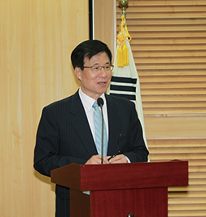 신경민 의원(영등포을)이 한국인과 중국 동포 차세대 간의 상호 이미지 인식에 관한 연구 발표에 앞서 인사말을 하고 있다. ⓒ영등포시대