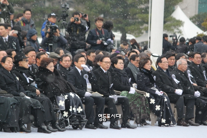 고(故) 김영삼 대통령 차남 현철 씨와 손명순 여사가 슬픔에 찬 모습으로 영결식을 지켜 지켜보고 있다. ⓒ영등포시대