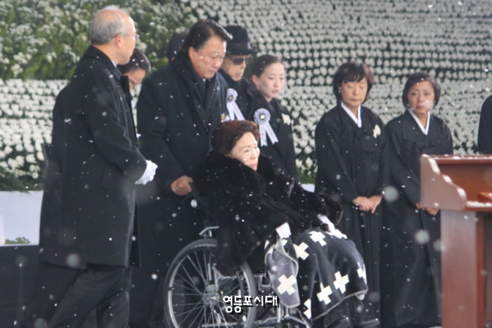 손명순 여사와 유가족이 분향을 마치고 자리로 돌아가고 있다. ⓒ영등포시대