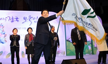 2015 전국보육인대회의 시작을 알리는 정광진 한국어린이집총연합회장 ⓒ한국어린이집총연합회)