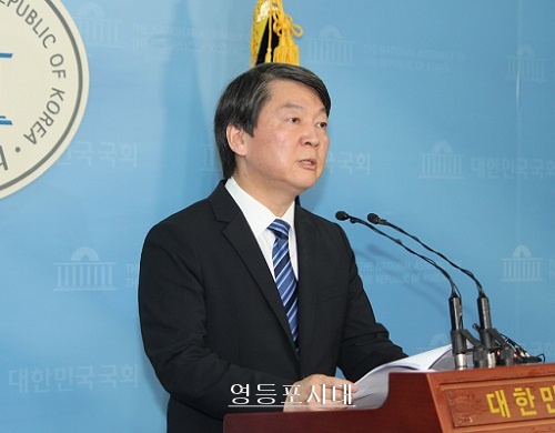 새정치민주연합 안철수 전 공동대표가 6일 국회에서 기자회견을 열고 문재인 대표를 향해 뒤늦게 자신의 혁신안을 받아들인 이유를 국민 앞에 밝혀야 한다며 문재인 대표를 향해 직격탄을 날리고 있다.ⓒ영등포시대 