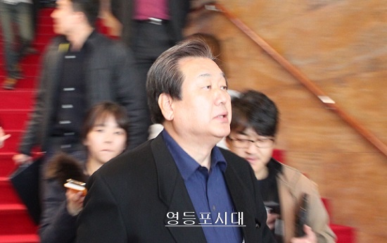 회담이 결렬된 후 김무성 대표를 뒤따르는 기자들과 함께 회담장소인 국회 귀빈식당을 빠져나오고 있다. ⓒ영등포시대 