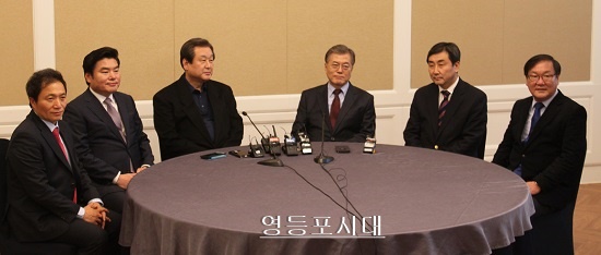 회담이 시작되기 전 양당 대표들이 기자들을 위해 포즈를 취하고 있다. ⓒ영등포시대 