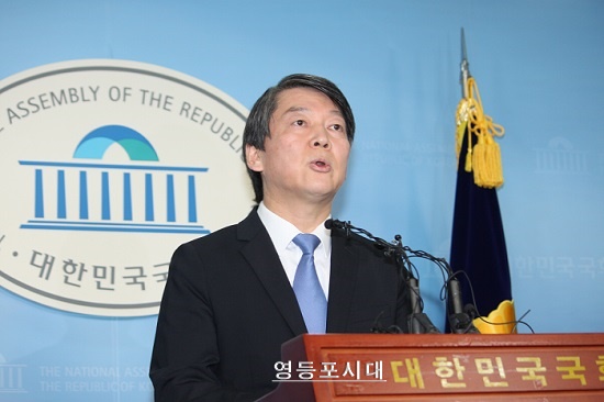 새정치민주연합 안철수 전 공동대표는 13일(일) 국회 정론관에서 기자회견을 열고 탈당을 선언하고 있다. ⓒ영등포시대 