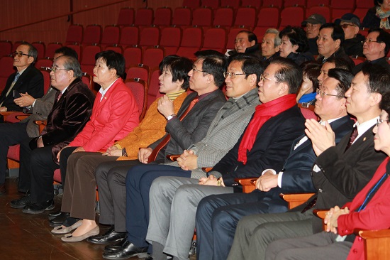 행사에 참석한 김정태 시의원, 김종구 아시아나눔 총재, 권영세, 박선규 새누리당 영등포구 지역위원장 신경민, 김영주 국회의원, 박정자 구의회 의장, 김철원 대한노인회 영등포구지회장이 나란히 앉아있다.(사진 오른쪽에서 왼쪽 방향으로) &copy;영등포시대 