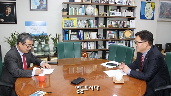 인터뷰를 진행하고 있는 이선근 영등포시대 전무이사(사진 왼쪽)와 우원식 의원 ©영등포시대