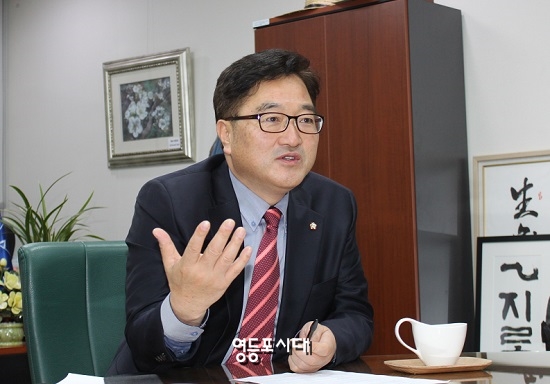 시종일관 자신의 찬 모습으로 기다렸다는 듯이 질문과 동시에 거침없이 답변을 이어간 우원식 의원 ©영등포시대