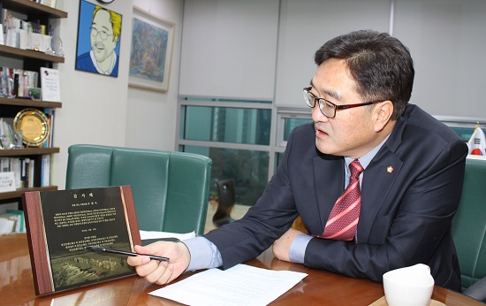 우원식 의원은 인터뷰 중 우리강 보도순례 대장정을 함께한 환경단체들이 강을 걷는 국회의원 우원식이라는 이름으로 전달한 감사패에 관해 설명하고 있다. ©영등포시대