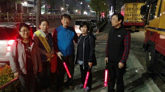 관내 청소년 야간 순찰지도 활동을 펼치고 있는  조문주, 박경자, 김형수, 유옥순, 황인성 신길5동 청소년지도 협의회 위원들(사진 왼쪽부터)
