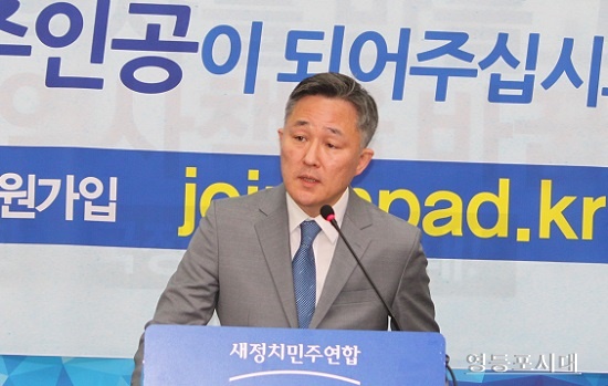 표창원 전 경찰대 교수가 27일 새정치민주연합 입당 기자회견을 마친 후 기자들의 질문에 답하고 있다. ⓒ영등포시대