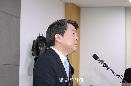 안철수 무소속 의원은 27일 국회에서 기자회견을 열고 “새정치의 목표와 비전은 우리 사회의 총체적 변화”라고 밝혔다. ⓒ영등포시대 