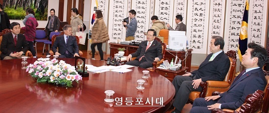 정의화 국회의장과 여·야 관계자가 비공개 회담 전환에 앞서 환담을 나누고 있다. ⓒ영등포시대 