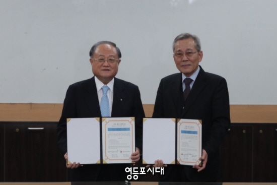 주민 주주신문 영등포시대(회장 정진원-사진 왼쪽)와 한강미디어고등학교(교장 박진관-사진 오른쪽)가 업무협약을 체결했다. &copy;영등포시대 