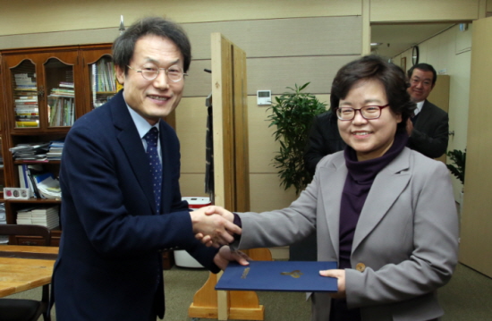 조희연 서울시교육감은 초대 학생인권옹호관에 윤명화 전 서울시교육의원을 임명했다. &copy;서울시교육청