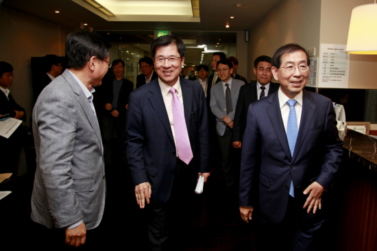 서울시와 당정협의회에 참석한 신경민 의원